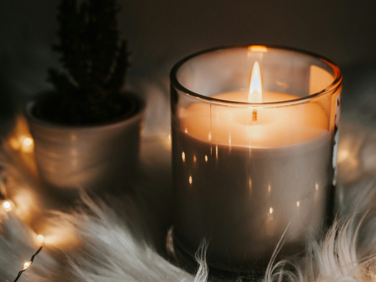 Stearinlys og hygge skaber en varm stemning