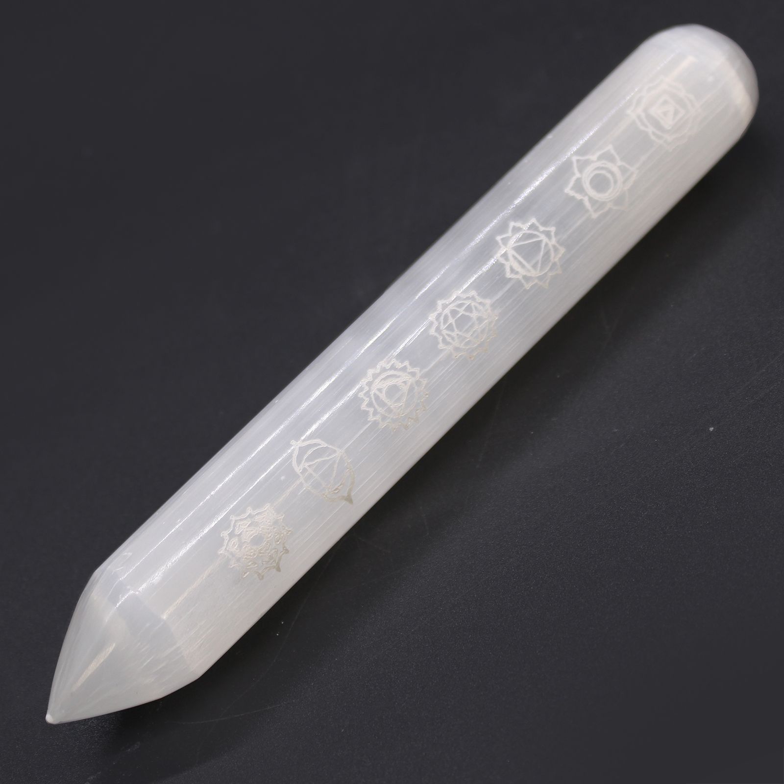 Selenitstav – 7 chakra (spids i den ene ende) 14–16 cm