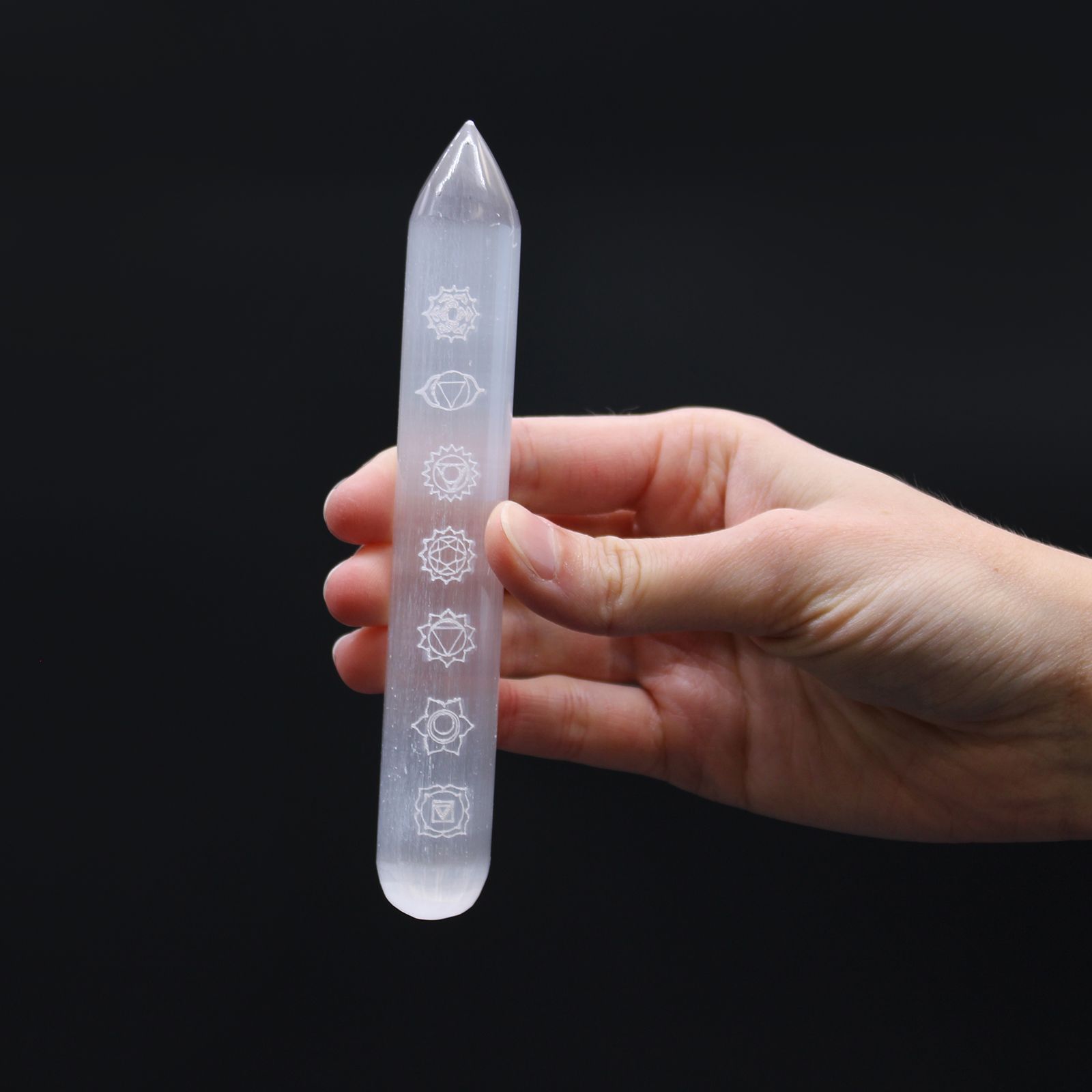 Selenitstav – 7 chakra (spids i den ene ende) 14–16 cm